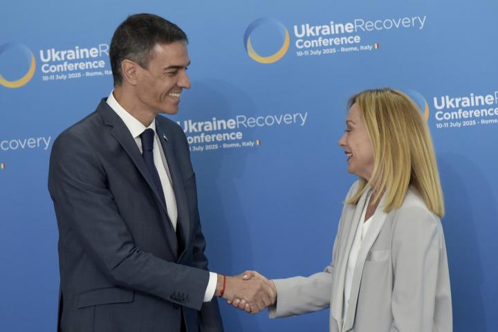 El presidente del gobierno, Pedro Sánchez, y Giorgia Meloni, primera ministra italiana.