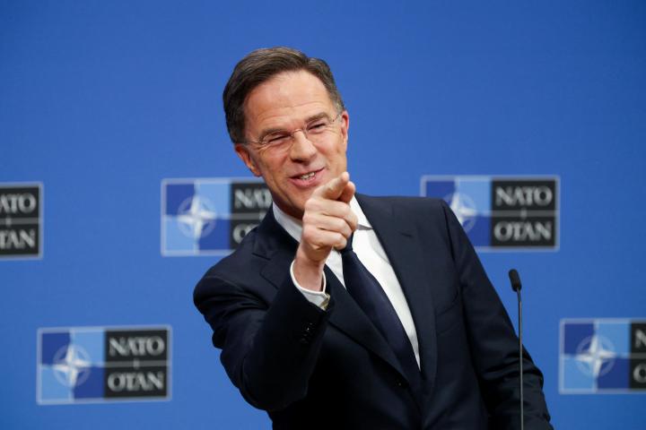 El secretario general de la OTAN, Mark Rutte, señala a un periodista durante una conferencia de prensa antes de una reunión de ministros de defensa aliados en Bruselas, el 11 de febrero de 2026.