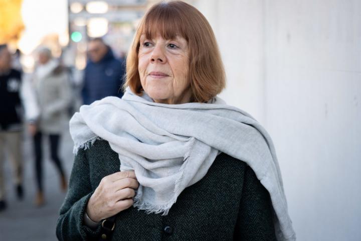 Gisele Pelicot asiste al juicio contra su exmarido, Dominique, y otra cincuentena de violadores más, el 27 de noviembre de 2024, en Aviñón, (Francia).