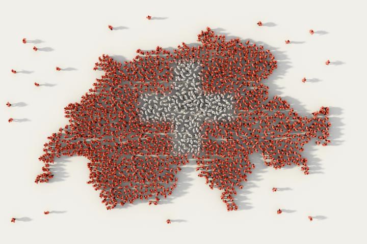 Gran grupo de personas formando la bandera de Suiza