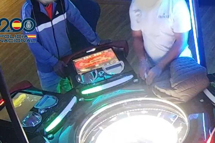 Imágenes de los detenidos acusados de manipular una ruleta en un salón de juegos de Algeciras (Cádiz)
SOCIEDAD 
POLICÍA NACIONAL
SOCIEDAD 
POLICÍA NACIONAL