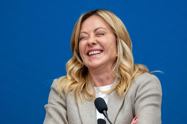 La primera ministra italiana, Giorgia Meloni, sonríe durante su conferencia de prensa habitual de inicio de año en Roma, el 9 de enero de 2026.