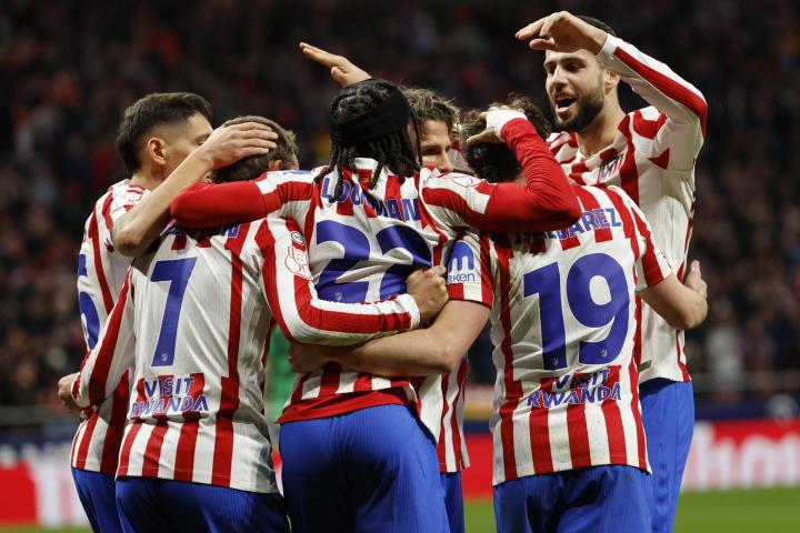 Los jugadores del Atlético de Madrid celebran uno de los cuatro goles al Barça
