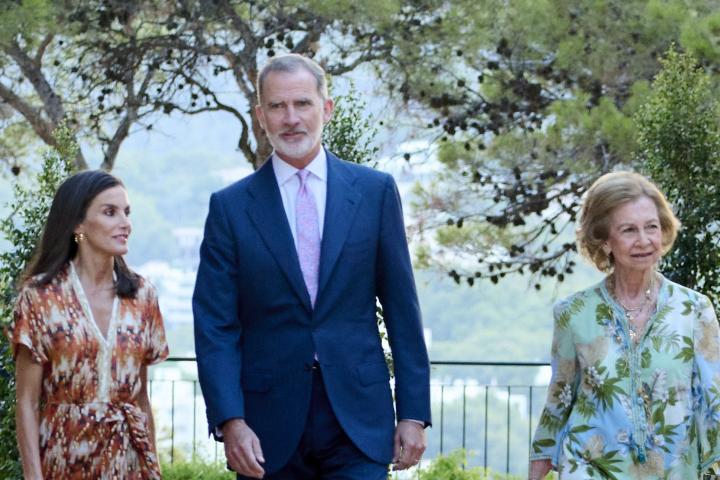 Los reyes Felipe y Letizia y la reina Sofía en Marivent en la recepción a personalidades de Baleares en verano de 2024