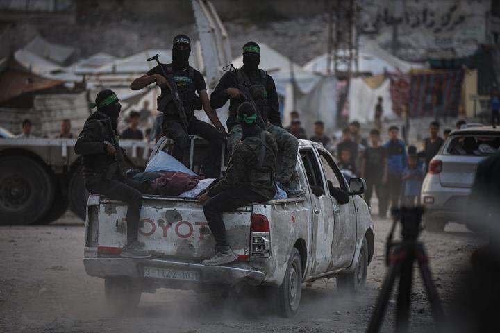 Miembros de las Brigadas Qassam, brazo armado de Hamás, abandonan Shejaiya (Gaza) tras hallar el cuerpo de un soldado israelí para entregarlo a la Cruz Roja, el 5 de noviembre de 2025.