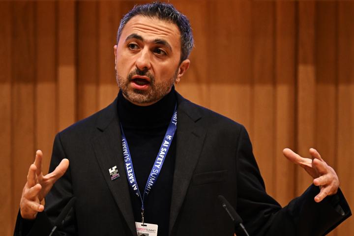 Mustafa Suleyman dando un discurso