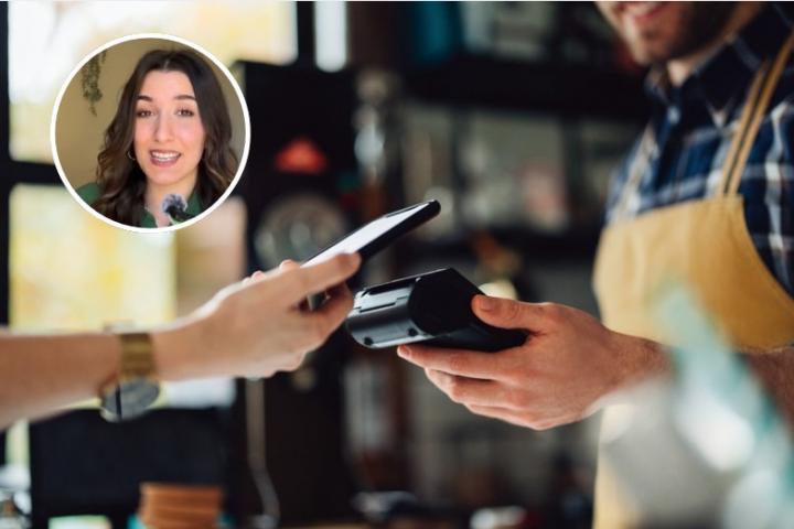 Un cliente pagando en un bar