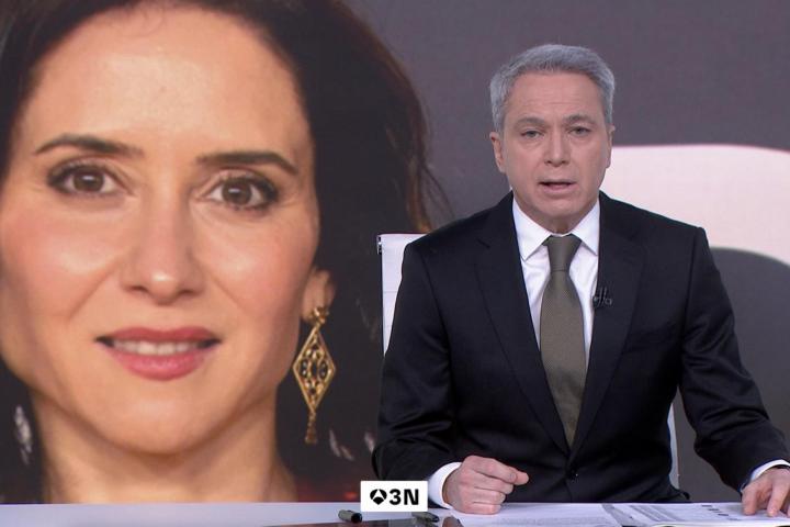 Vicente Vallés en Antena 3 con una foto de Ayuso detrás