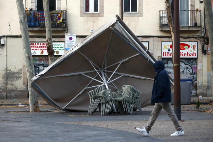 Vista de los destrozos en una terraza en el centro de Barcelona por el paso del temporal de viento, el 12 de febrero de 2026.