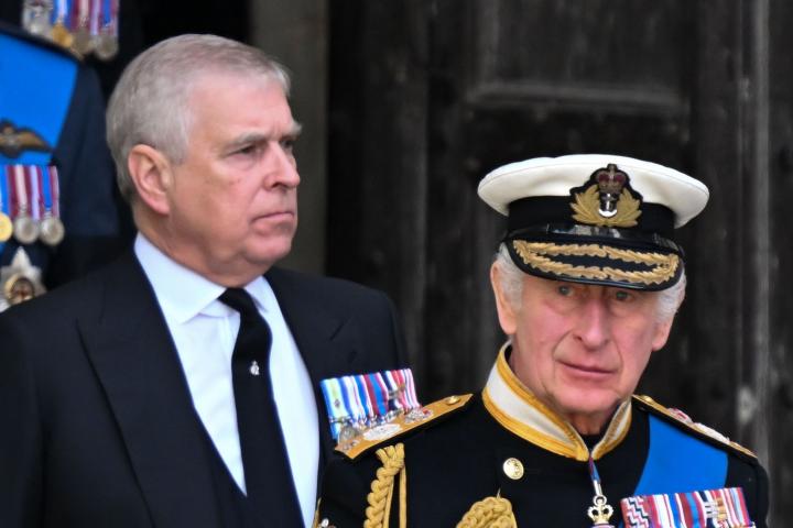 Carlos III y su hermano Andrés Mountbatten-Windsor en el funeral de Isabel II el 19 de septiembre de 2022