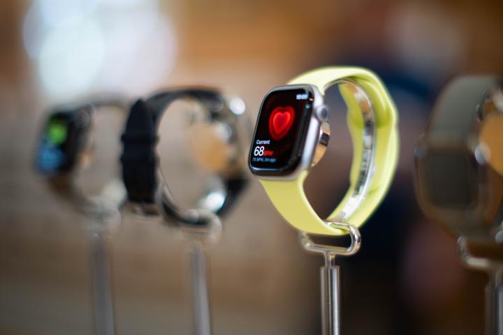 Foto de archivo de un Apple Watch con la función de frecuencia cardíaca.