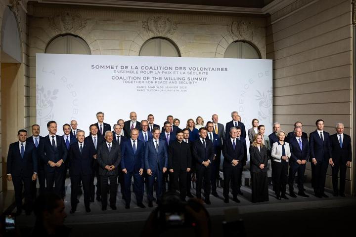 Foto de familia de los participantes en la Coalición de Voluntarios para Ucrania, tras su reunión del 6 de enero de 2026 en el Palacio del Elíseo, en París.