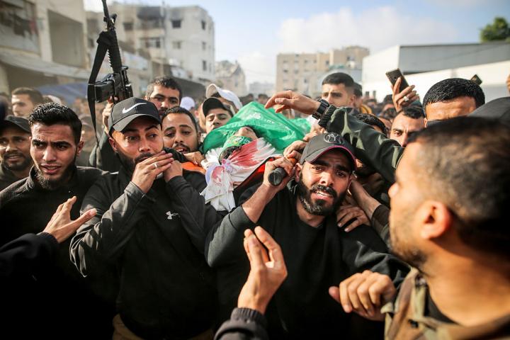 Funeral de tres miembros del brazo militar de Hamás, las Brigadas Al-Qassam, que perdieron la vida en el ataque israelí contra el barrio de Nasr, en Gaza, el 10 de febrero de 2026.
