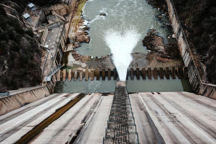 Shot fromImagen tomada desde arriba de una presa de agua. above a water dam.