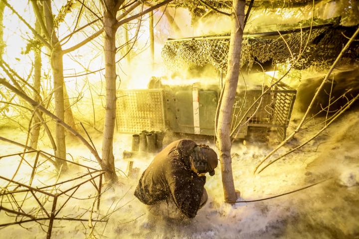 La 24ª Brigada Mecanizada Separada de las Fuerzas Armadas de Ucrania disparan un obús autopropulsado 2S1 Gvozdika hacia las tropas rusas, cerca de Chasiv Yar, el 18 de enero de 2026.