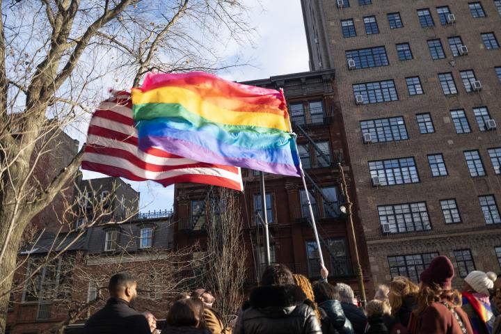 Imagen de las dos banderas izadas, la de la comunidad LGTBIQ+ y la de Estados Unidos