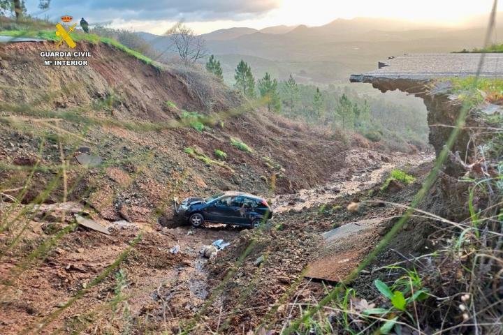 La carretera CC-428, en el tramo que une las localidades cacereñas de Berzocana y Logrosán, permanece completamente cortada al tráfico tras producirse un desprendimiento de la calzada.
