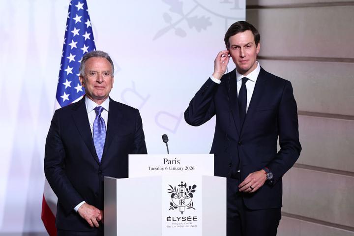 Los negociadores norteamericanos Steve Witkoff y Jared Kushner, tras una reunión de la Coalición de Voluntarios para Ucrania, en el Palacio del Elíseo, el 6 de enero de 2026, en París.