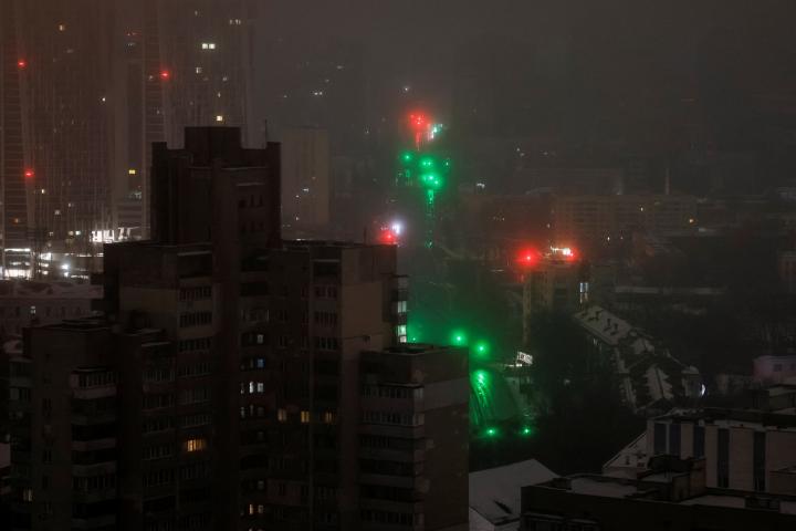 Luces en la capital ucraniana, Kiev, durante un ataque con misiles y drones rusos, el 12 de febrero de 2026.