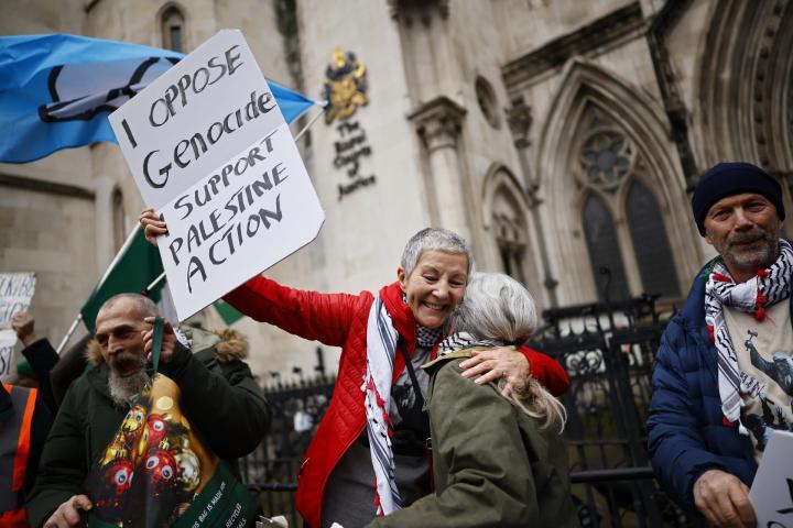Simpatizantes de Palestine Action celebran la victoria de su recurso por el veto del Gobierno de Reino Unido ante Corte de Londres, el 13 de febrero de 2026.