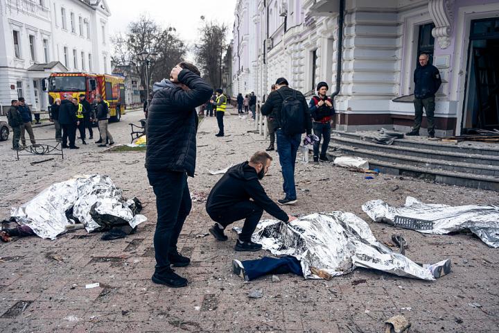 Un grupo de personas cubre los cuerpos de varios civiles muertos en un ataque con misiles balísticos rusos contra el centro de la ciudad de Sumy (Ucrania), el 13 de abril de 2025.