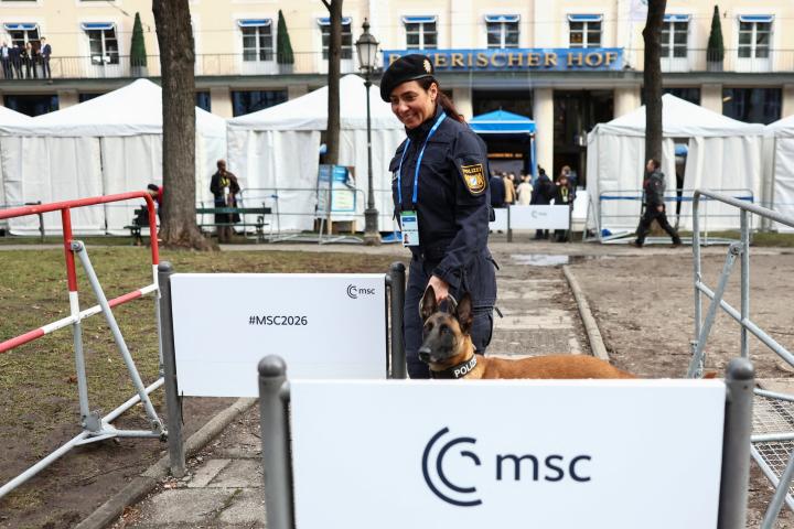 Un miembro de la policía hace guardia con su perro en el primer día de la Conferencia de Seguridad de Múnich (Alemania), el 13 de febrero de 2026.