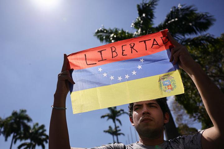 Un universitario sostiene una bandera venezolana con la palabra "Libertad" durante una protesta en el marco del Día de la Juventud Venezolana, el 12 de febrero de 2026, en Caracas.