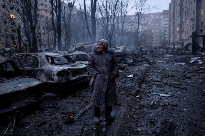 Una anciana, en la zona residencial donde se produjo un ataque de Rusia en Kramatorsk, en la región de Donetsk (Ucrania), el 8 de febrero de 2026.