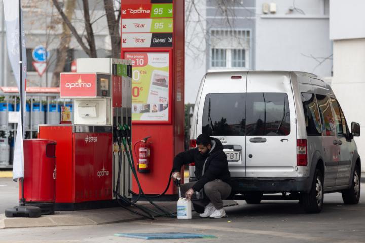 Una persona reposta en una gasolinera, el 2 de enero de 2024, en Madrid.