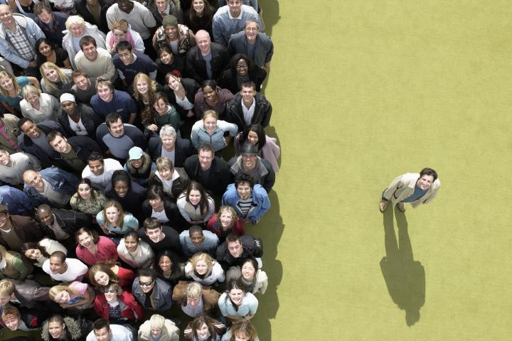 Mucha gente mirando hacia arriba