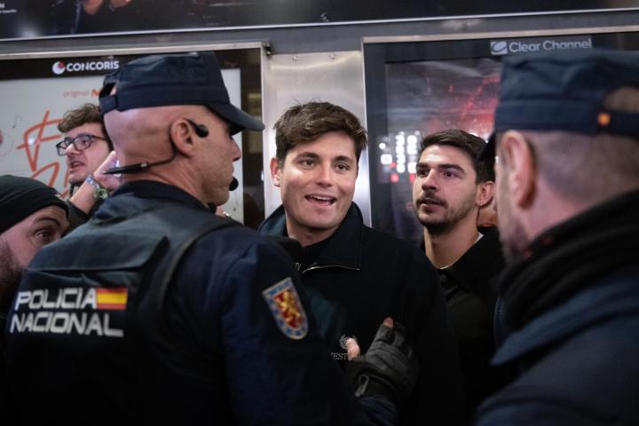 Vito Quiles entre policías nacionales durante una manifestación