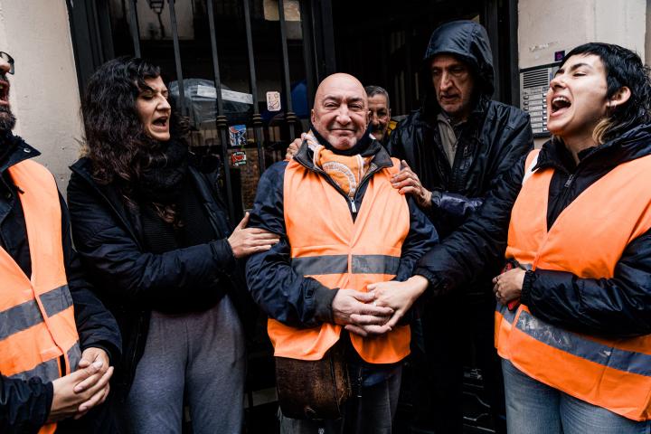 Mariano Ordaz, junto a miembros del Sindicato de Inquilinos de Madrid.