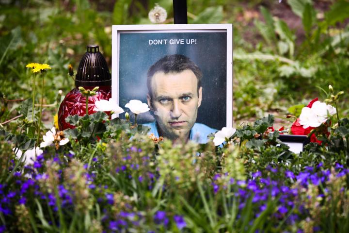 Una pancarta con la imagen de Alexei Navalni.