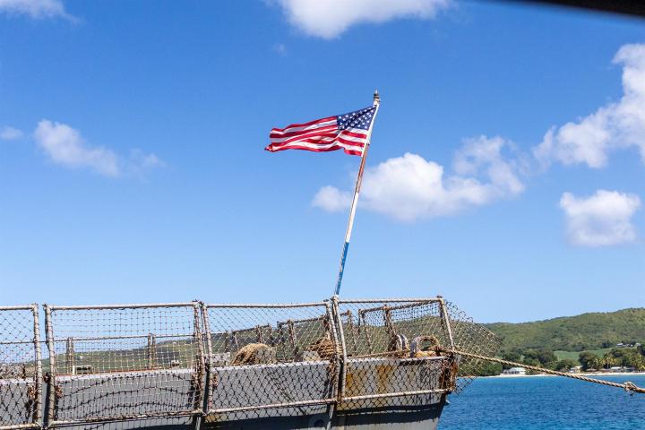 La bandera estadounidense ondea en el destructor 'Winston Churchill'