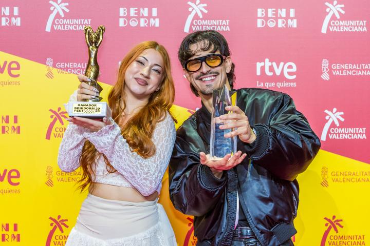 Tony Grox & LUCYCALYS triunfan con ‘T AMARÉ’ y alzan la Sirenita de Oro del Benidorm Fest 2026