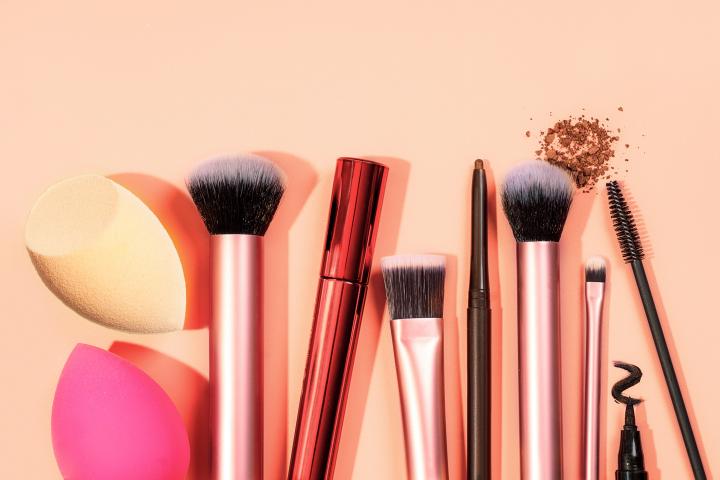 Brochas, esponjas y otros utensilios de maquillaje