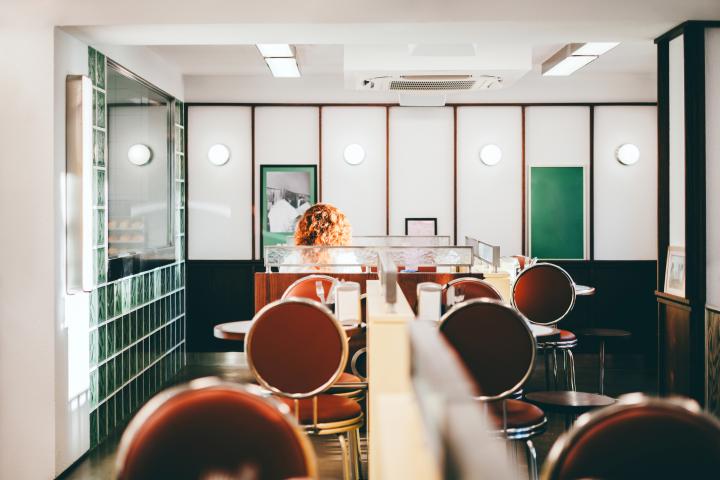 El interior de una cafetería.