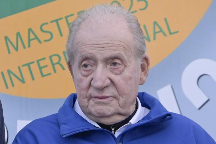 El rey Juan Carlos en una entrega de premios en las regatas de Sanxenxo en septiembre de 2025