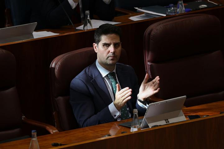 Emilio Viciana, entre sombras, en un pleno de la Asamblea de Madrid