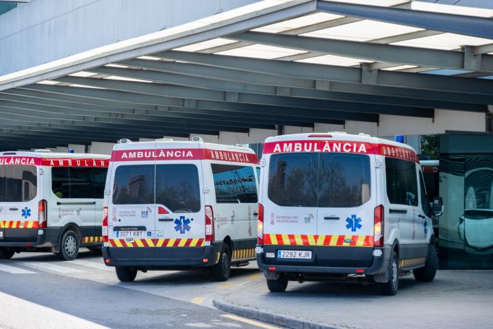 Imagen de archivo de ambulancias aparcadas en Valencia