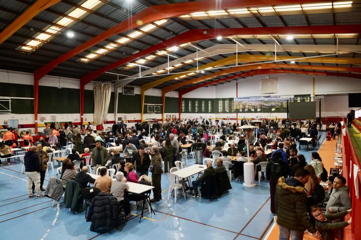 Los vecinos de Grazalema, en un pabellón de Málaga tras ser desalojados de su municipio