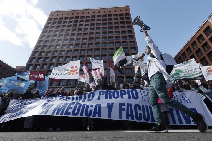 Manifestación de médicos frente al ministerio de Sanidad