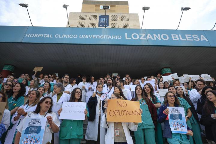 Médicos protestan a las puertas del Hospital Lozano Blesa en Zaragoza, este lunes.