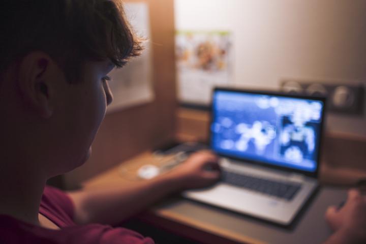 Un menor accede a una web con su ordenador