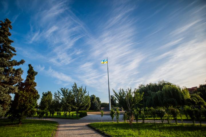 Una bandera ucraniana en Úzhhorod