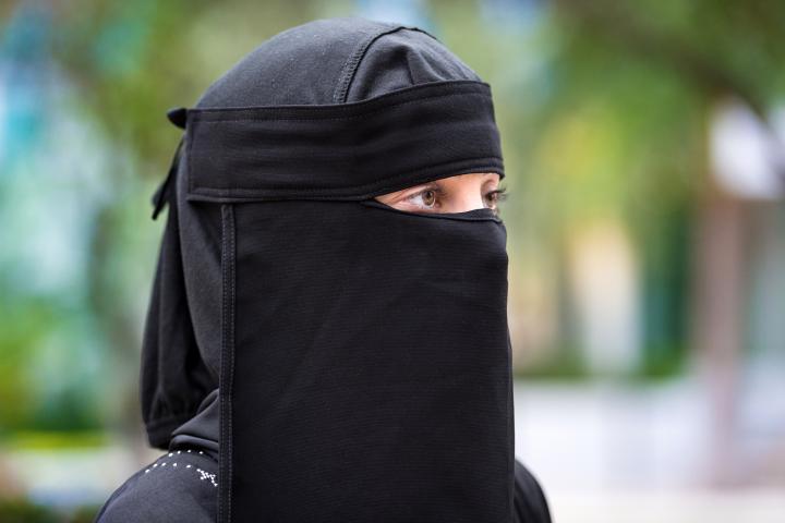 Una mujer, con el niqab