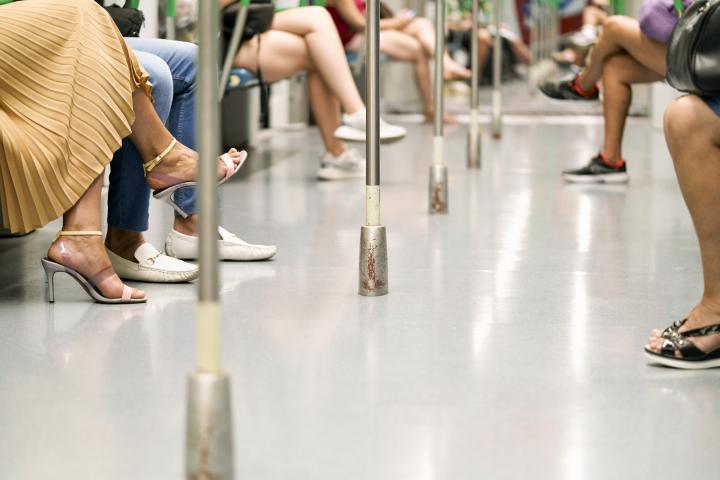Zapatos de personas sentadas en el metro, en una imagen de archivo.
