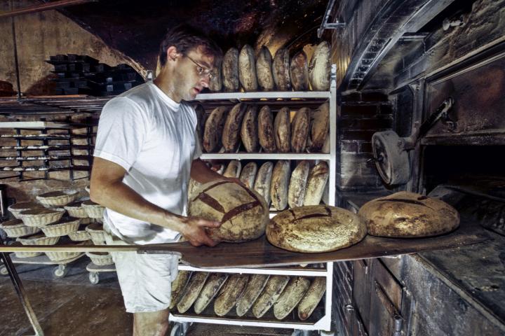 Boulangerie Poilâne 8 rue du Cherche Midi à Paris en 1998, France. (Photo by Bruno DE HOGUES/Gamma-Rapho via Getty Images)