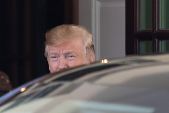 Donald Trump, junto a un coche oficial a la entrada de la Casa Blanca