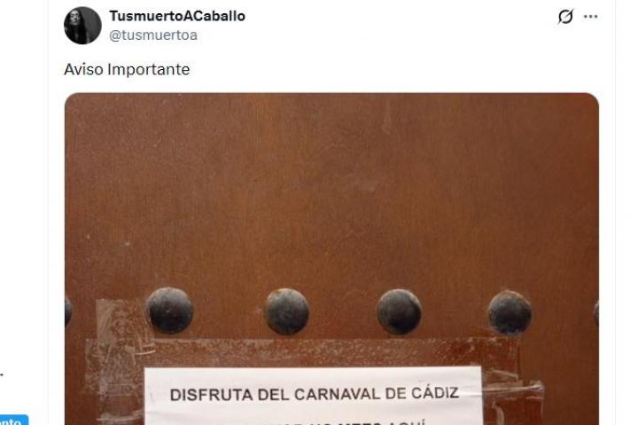 El cartel visto en Cádiz con el Carnaval.
